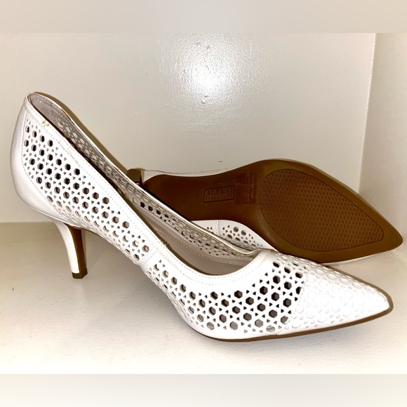 Alfani Sz. 11M white pumps. 3” heels. Perforated manmade materials. - Picture 5 of 8